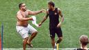 Seorang  fans mengejar penyerang Barcelona, Neymar saat sesi latihan di Red Bull Arena di Harrison, New Jersey, (21/7). Barcelona akan berhadapan dengan Juventus pada ICC 2017. (AFP Photo/Jewel Samad) 