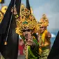 Penari tampil pada aksi tari kolosal Gandrung Sewu di Pantai Boom, Banyuwangi, 12 Oktober 2019. Aksi kolosal 1.350 penari gandrung dengan tema Panji-Panji Sunangkoro itu, dibalut dalam sendratari berkisah tentang perjuangan heroik rakyat Blambangan melawan kolonialisme Belanda. (Juni Kriswanto/AFP)