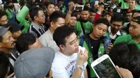 President Operations Gojek Tadeus Nugraha menenangkan ratusan driver Go-Jek yang berdemo (Liputan6.com/Putu Merta)