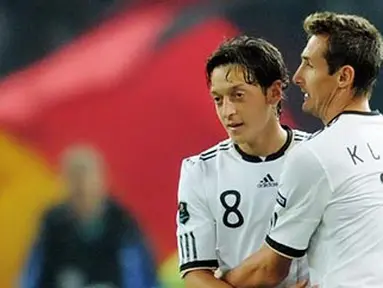 Selebrasi gol dari Mesut Ozil (kiri) dan Miroslav Klose ketika Jerman mengalahkan Turki 3-0 pada laga kualifikasi Euro 2012 di Munich pada 8 Oktober 2010. AFP PHOTO/ROBERT MICHAEL  