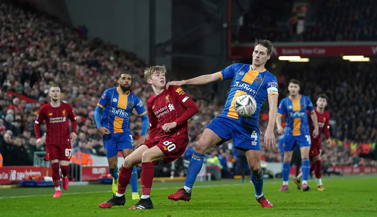 Pemain Shrewsbury Town David Edwards (kanan) berbut bola dengan pemain Liverpool Jake Cain pada pertandingan ulang babak keempat Piala FA di Anfield Stadium, Liverpool, Inggris, Selasa (4/2/2020). Liverpool menang 1-0. (AP Photo/Jon Super)