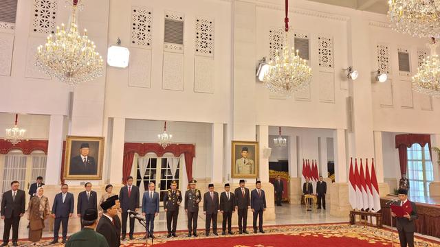 Presiden Joko Widodo melantik Irjen Pol Eddy Hartono sebagai Kepala Badan Nasional Penanggulangan Terorisme (BNPT) menggantikan Rycko Amelza Dahniel. (Liputan6.com/Lizsa Egeham)