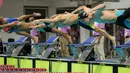 Perenang Indonesia, Jason Donovan (kedua kanan) melakukan lompatan pada nomor 50 meter gaya bebas putra dalam Kejuarnas Akuatik Indonesia 2026 di Stadion Akuatik Gelora Bung Karno, Senayan, Jakarta, Jumat (01/05/2026). (Bola.com/Bagaskara Lazuardi)