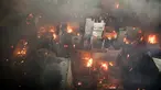 Suasana kebakaran yang melahap daerah kumuh di Manila, Filipina (23/5). Menurut laporan media setempat, kebakaran tersebut menghancurkan 200 rumah yang mempengaruhi 300 keluarga. (AFP Photo/Noel Celis)