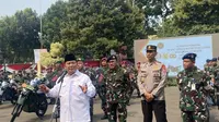 Menhan Prabowo Subianto menyerahkan 100 unit motor trail berbahan bakar listrik, kepada TNI AD, TNI AL, TNI AU, dan Polri, Kamis (31/8/2023). (Liputan6.com/ Muhammad Radityo Priyasmoro)
