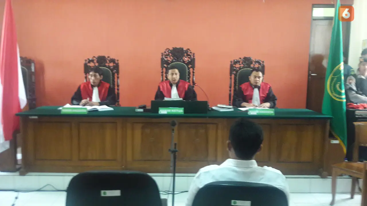 Budi Pego menjalani sidak terhadap kasus yang menjeratnya di Pengadilan Negeri Banyuwangi Tahun 2017 lalu (Hermawan Arifianto/Liputan6.com)