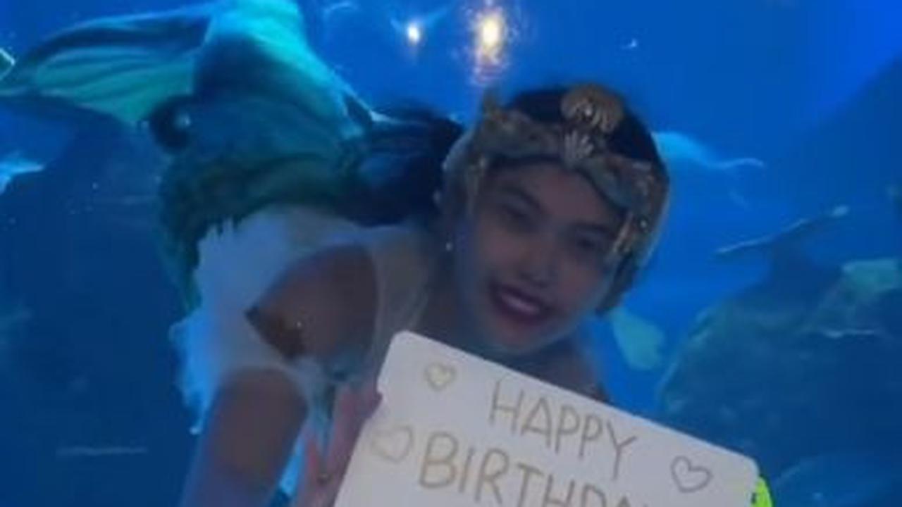 Selain kue, Agi juga memberikan pesan manis kepada suaminya melalui kertas yang bertuliskan 'happy birthday cuamiku'.