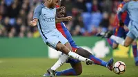 Raheem Sterling menyumbang satu di antara gol kemenangan Manchester City atas Crystal Palace. (Daily Mail)