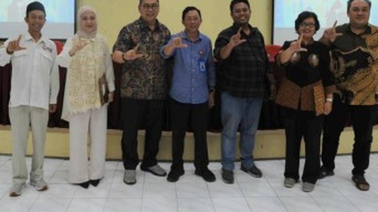 Pembicara Diskoma Edisi 25 X Kanthi Pawiyatan Goes to Campus KPID D. I. Yogyakarta melakukan foto bersama di akhir sesi diskusi