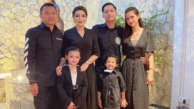 Tulis Surat untuk Calon Mertua, Ini Potret Kedekatan Sarah Menzel dan Ashanty