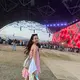 Intip gaya Dita Karang nonton Coachella 2026 [@hey_deets].