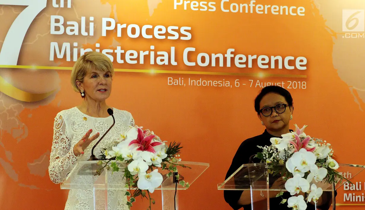 Menteri Luar Negeri RI Retno Marsudi bersama Menteri Luar Negeri Australia Julie Bishop memberikan keterangan pers saat penutupan Bali Process 2018 di Hotel Westin, Nusa Dua Bali, Selasa (7/8). (Liputan6.com/Johan Tallo)
