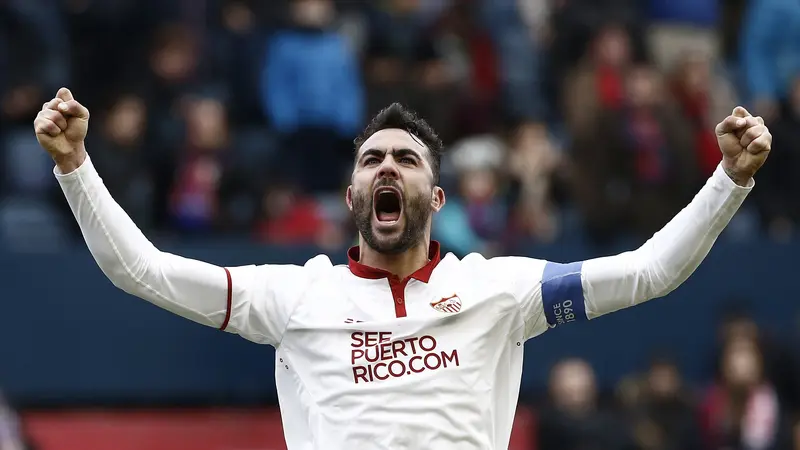 Vicente Iborra mencetak gol bagi Sevilla ke gawang Athletic Bilbao pada duel di Estadio Ramon Sanchez Pizjuan, Jumat (3/3/2017) dinihari WIB. 