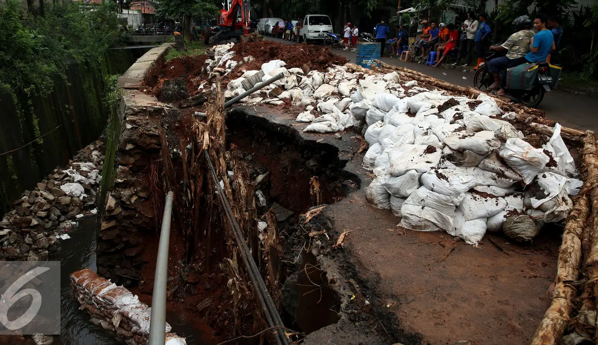 Longsor terjadi di kawasan Kuningan, Setiabudi, Jakarta, Senin (21/11). Longsor sedalam17 meter membuat lalu lintas di sekitarnya menjadi tersendat. (Liputan6.com/Johan Tallo)