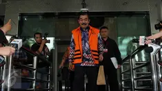 Tersangka suap DPRD Sumatera Utara Saleh Bangun berjalan keluar usai menjalani pemeriksaan di KPK, Jakarta, Senin (7/3). Berkas Ketua DPRD Sumatera Utara periode 2009-2014 itu sudah lengkap dan siap disidangkan. (Liputan6.com/Helmi Afandi)