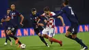 Bek Prancis, Clement Lenglet, berebut bola dengan penyerang Kroasia, Bruno Petkovic, pada laga lanjutan UEFA Nations League 2020/2021 di Maksimir Stadium, Kamis (15/10/2020) dini hari WIB. Prancis menang 2-1 atas Kroasia. (AFP/Franck Fife)