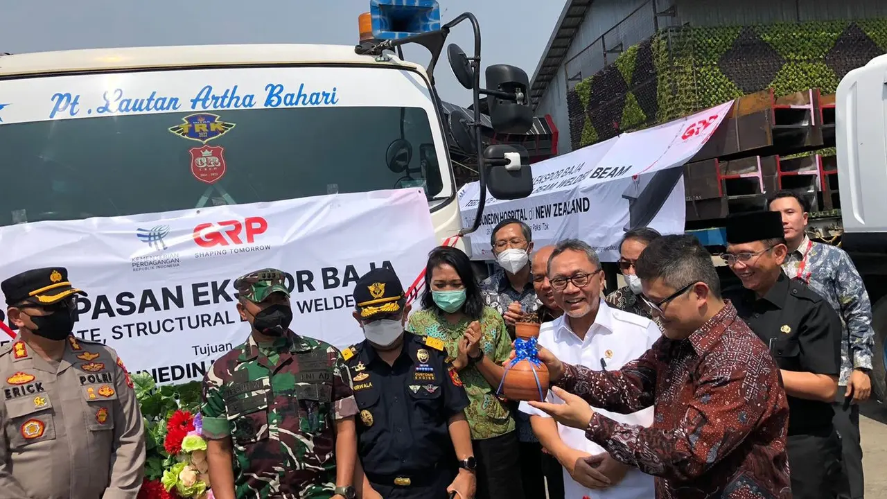 Menteri Perdagangan Zulkifli Hasan melepas  ekspor 3.800 metrik ton baja struktur dan plat baja ke Selandia Baru, Selasa (26/7/2022).