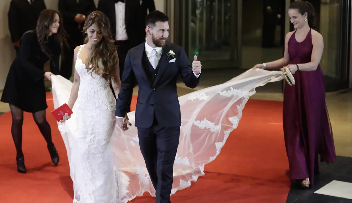 Bintang Barcelona, Lionel Messi, mendampingi sang istri, Antonella Roccozzo, menemui wartawan usai mengadakan resepsi pernikahan di Kompleks City Center, Santa Fe, Jumat (30/6/2017). (AP/Victor R Caivano)