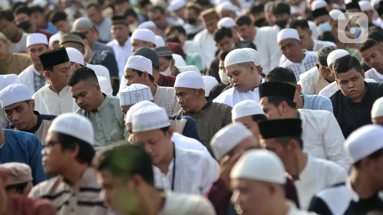 Khusyuk Sholat Idul Fitri di Jatinegara