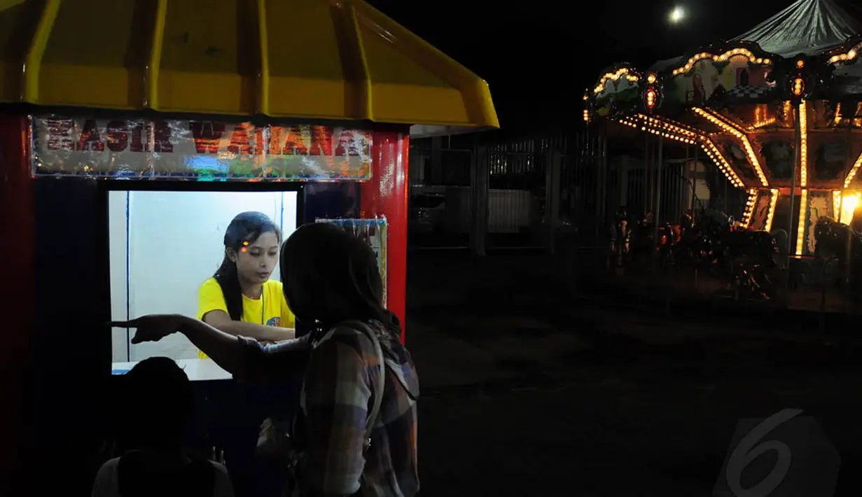 Seorang pengunjung terlihat antri di depan loket pembelian token wahana di PRJ Kemayoran, Jumat (13/6/14). (Liputan6.com/Faizal Fanani)