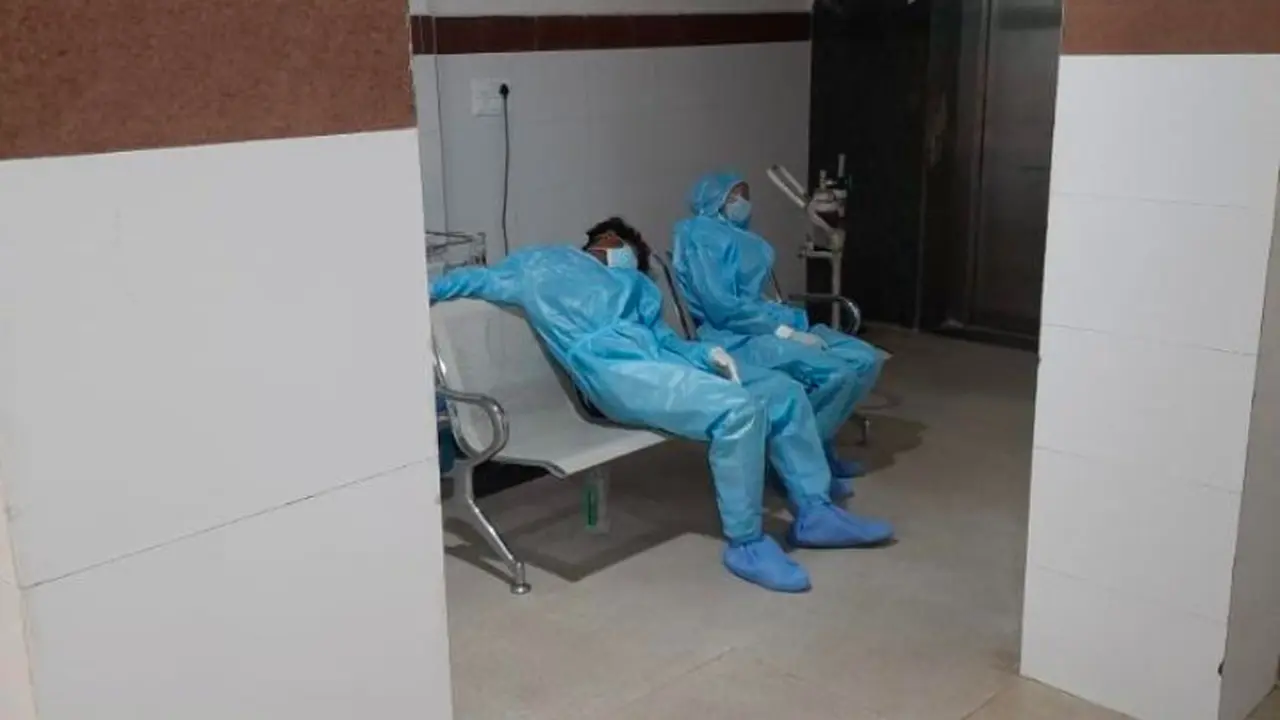 Lelah Rawat Pasien Covid-19, Foto Tenaga Medis Tertidur di Kursi Viral