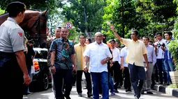 [FOTO] Cerianya Aburizal Bakrie Saat Mencoblos Bareng Istri
