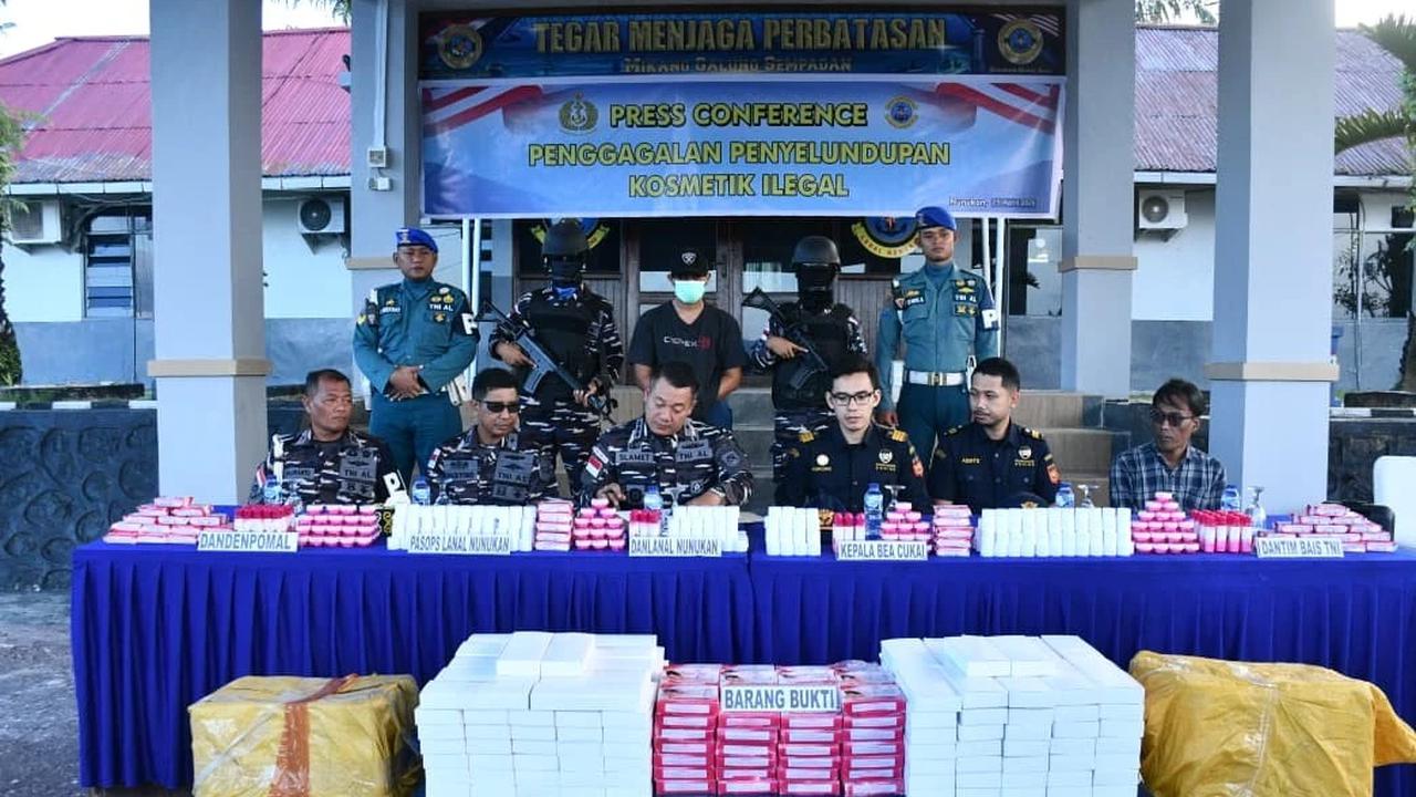 FOTO: TNI AL Gagalkan Penyelundupan Ribuan Kosmetik Ilegal di Perbatasan Sebatik