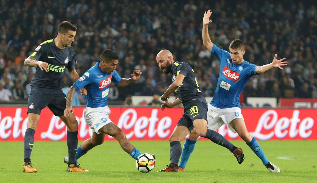 Gelandang Inter Milan, Borja Valero, berebut bola dengan gelandang Napoli, Allan, pada laga Serie A Italia di Stadion San Paolo, Naples, Sabtu (21/10/2017). Napoli bermain imbang 0-0 dengan Inter Milan. (AP/Cesare Abbate)