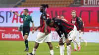 Striker AC Milan, Rafael Leao (kanan) kecewa usai gagal memanfaatkan peluang di mulut gawang Udinese dalam laga lanjutan Liga Italia 2020/21 pekan ke-25 di San Siro Stadium, Rabu (3/3/2021). AC Milan bermain imbang 1-1 dengan Udinese. (AP/Antonio Calanni)