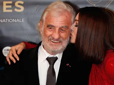 Aktris Monica Belluci menciuma aktor Prancis Jean Paul Belmondo saat menghadiri Lumieres Awards ke-23 di Institut du Monde Arabe" di Paris (5/2). 200 wartawan asing akan memilih film Prancis terbaik setiap tahun di Paris. (AP Photo / Francois Mori)
