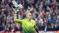 Kekesalan Victor Valdes pada semifinal leg pertama Liga Champion antara Bayern Muenchen dan FC Barcelona di stadion Allianz-Arena Muenchan, Rabu 24 April 2013. (AFP/Odd Andersen)