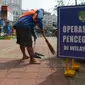 Pelanggar menyapu jalan usai mengikuti sidang Operasi Yustisi di Kawasan Danau Sunter, Jakarta, Rabu (16/9/2020). Warga yang melanggar protokol kesehatan langsung disidang tindak pidana ringan (tipiring) di tempat dengan membayar denda Rp 55.000 maupun  sanksi sosial. (merdeka.com/Imam Buhori)