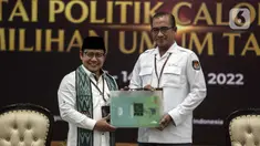 Ketua Umum Partai Kebangkitan Bangsa (PKB) Muhaimin Iskandar atau Cak Imin (kiri) menyerahkan berkas saat mendaftarkan partai politiknya sebagai calon peserta Pemilu 2024 di Kantor KPU, Jakarta, Senin (8/8/2022). Pada hari kedelapan ini, KPU menerima pendaftaran empat partai politik di antaranya Partai Republiku Indonesia, Partai Hati Nurani Rakyat (Hanura), Partai Gerindra, dan Partai Kebangkitan Bangsa (PKB). (Liputan6.com/Johan Tallo)