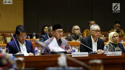 Menteri Agama Lukman Hakim Syaifuddin (kedua kiri) mengikuti rapat kerja dengan Komisi VIII DPR di Kompleks Parlemen Senayan, Jakarta, Kamis (19/9/2019). Rapat tersebut menyepakati RUU Pesantren dan Pendidikan Keagamaan diubah menjadi RUU Pesantren. (Liputan6.conm/Johan Tallo)