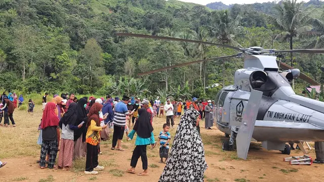 TNI AL mengirimkan bantuan untuk korban gempa di wilayah terisolasi di Majene menggunakan dua buah helikopter. (Foto: Liputan6.com/Abdul Rajab Umar)