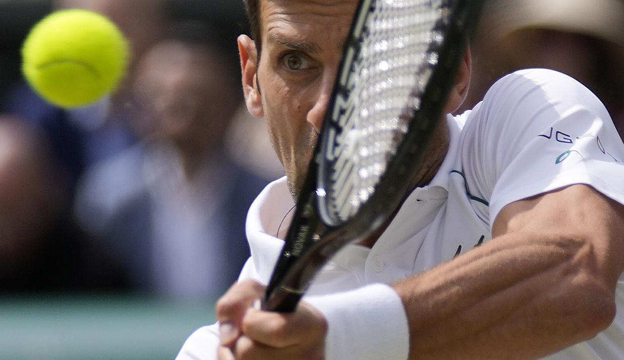 Pada set berikutnya Djokovic tampil lebih dominan, alhasil petenis Serbia itu mampu menangi set ketiga dengan skor 6-4. (Foto: AP/Kirsty Wigglesworth)