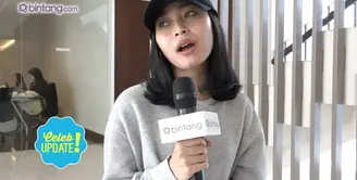 Rinni Wulandari dan Jevin Julian resmi bertunangan pada Sabtu, (11/2) Meski hari H pernikahan sudah di depan mata, Rinni tampaknya masih sibuk dengan pekerjaan.