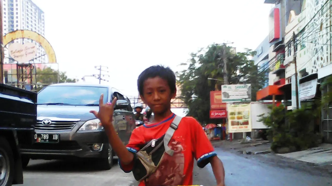Bocah SD Raup Ratusan Ribu dari Jasa Penyeberangan Motor