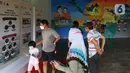 Pengunjung pelajar foto sejarah pada Pameran Retrospeksi di museum Kebangkitan Nasional di Jakarta, Sabtu (21/5/2022). Pameran Retrospeksi tersebut dalam rangka memperingati hari Kebangkitan Nasional yang berlangsung dari tanggal 20 Mei - 18 Juni 2022. (Liputan6.com/Johan Tallo)
