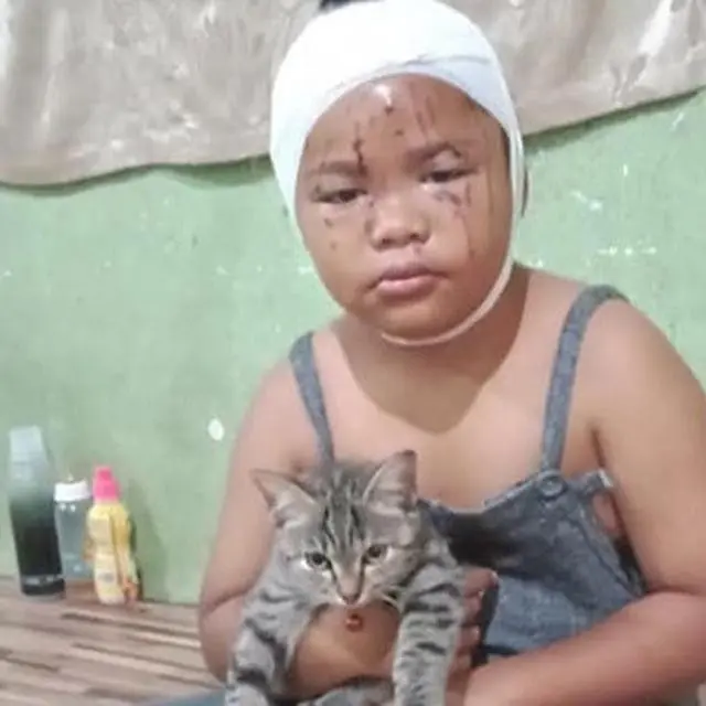 6 Foto Ini Jadi Bukti Cinta Tulus Anak Kecil ke Kucing