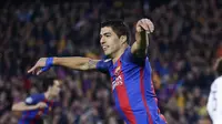 Luis Suarez membuka keran gol bagi Barcelona pada menit ketiga saat timnya menjamu PSG pada leg kedua Babak 16 Besar Liga Champions di Camp Nou stadium, Barcelona, (8/3/2017). Barcelona menang 6-1. (AP/Manu Fernandez)