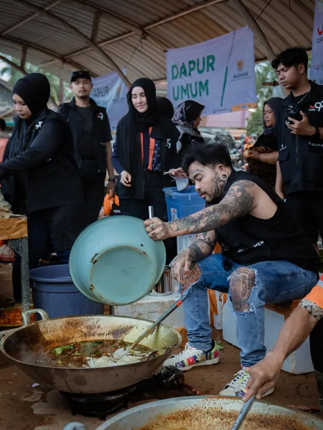 6 Potret King Abdi Bantu Masak di Dapur Umum Korban Banjir Aceh Tamiang