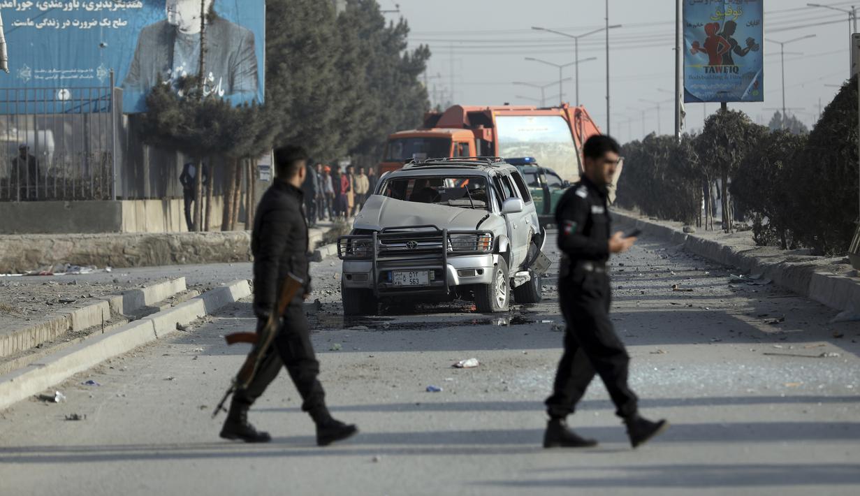 Petugas keamanan memeriksa lokasi serangan bom di Kabul, Afghanistan, Selasa (2/2/2021).  Sebuah bom pinggir jalan meledak Selasa di ibu kota Kabul, menewaskan dua orang dan melukai beberapa orang.  (AP Photo/Rahmat Gul)