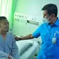 Direktur Utama BPJS Ketenagakerjaan Anggoro Eko Cahyo meninjau langsung seorang peserta yang tengah mendapatkan perawatan di Rumah Sakit Pertamina Jaya Jakarta