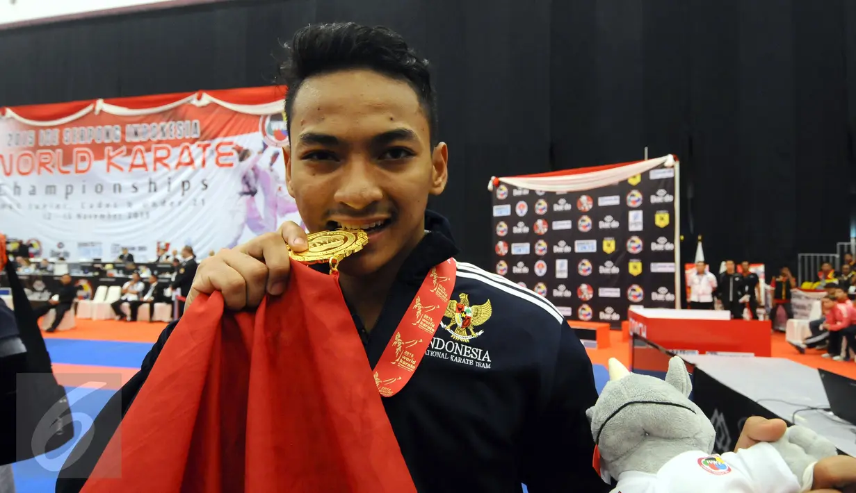 Ahmad Zigi Zaresta tersenyum usai memastikan kemenangan di final Junior Kata Male di WKF World Junior, Cadet and U-21 Championship 2015 di ICE Serpong, Kamis (12/11/2015). Zigi menyumbang emas pertama bagi Indonesia. (Liputan6.com/Helmi Fithriansyah)