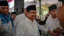 Capres nomor urut 02 Prabowo Subianto saat menghadiri Maulid Nabi sekaligus haul Habib Ali bin Abdurrahman Al-Habsyi Kwitang di Kwitang, Jakarta, Kamis (6/12). Kehadiran Prabowo membuat riuh hadirin yang menyambutnya. (Liputan6.com/Faizal Fanani)