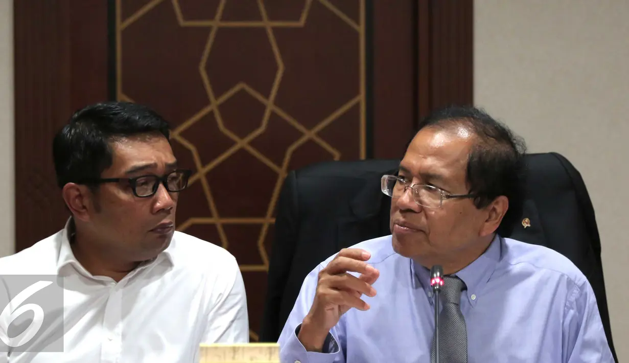 Menko Kemaritiman, Rizal Ramli berbincang dengan Wali Kota Bandung Ridwan Kamil saat rapat di Jakarta, Selasa (24/11). Rapat membahas pembuatan tol dalam Kota Bandung untuk mengurangi kemacetan di kota tersebut. (Liputan6.com/Angga Yuniar)