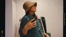 Dalam foto lainnya, ia terlihat memakai dress pas tubuh bermotif polkadot dengan topi bermaterial bulu yang super cute. (Foto: Instagram @indahpermatas)