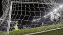 Kiper Barcelona, Marc-Andre ter Stegen, tak mampu membendung tembakan Edinson Cavani yang menerobos jala pada babak 16 besar Liga Champions  di Parc des Princes stadium, Paris, (14/2/2017). PSG menang 4-0. (AP/Francois Mori)