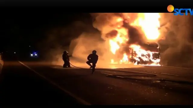 Truk BBM Pertamina Terbakar di Tol Cikampek